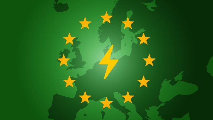 Grün gefärbte Europakarte mit Stromsymbol im EU-Sternekreis